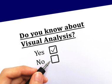 Bir kişi hisse senetleri hakkındaki soruya cevap veriyor. Görsel analizi biliyor.