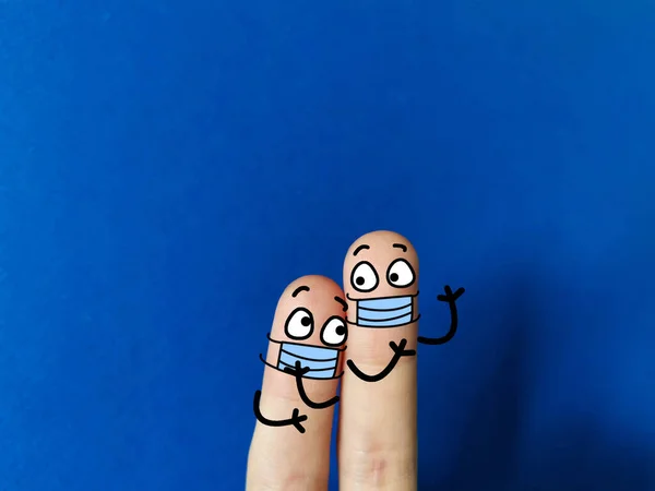 在大流行期间 两个手指被装饰成两个戴面具的人 他们中的一个在问有关考罗那韦的问题 — 图库照片