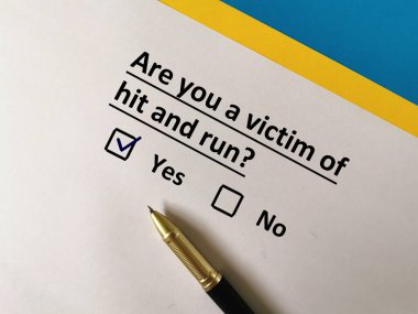 Bir kişi soruya cevap veriyor. Bu kişi vur-kaç kurbanı.