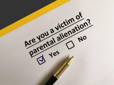 Bir kişi soruya cevap veriyor. Bu kişi bir ebeveyn yabancılaşmasının kurbanı.