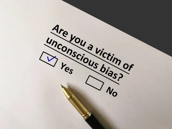 Bir kişi soruya cevap veriyor. O kişi bilinçsiz bir önyargının kurbanı..