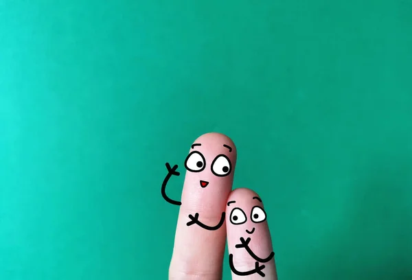 2本の指が緑の背景を持つ2人として飾られています 彼らは幸せだ — ストック写真