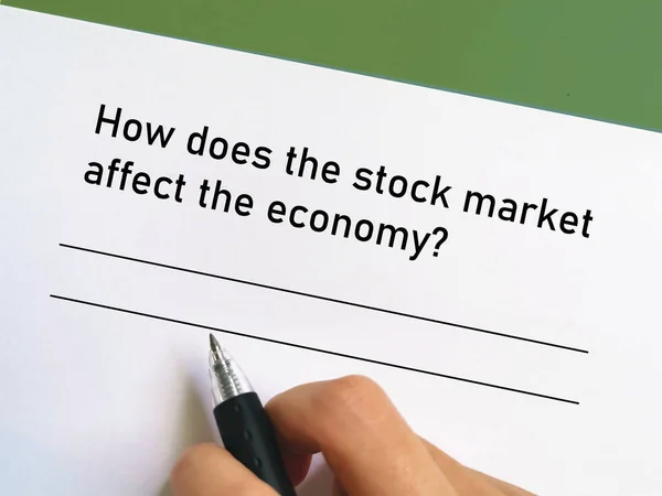 Один Человек Отвечает Вопрос Банковском Деле Думает Фондовый Рынок Влияет — стоковое фото