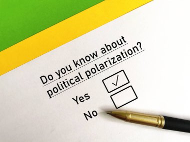 Bir kişi soruya cevap veriyor. Politik kutuplaşmadan haberi var.