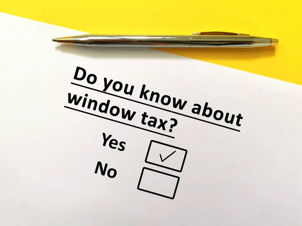Jedna Osoba Odpowiada Pytanie Podatki Wie Podatku Okien — Zdjęcie stockowe