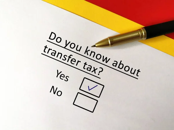 Jedna Osoba Odpowiada Pytanie Podatki Wie Podatku Przeniesienia Własności — Zdjęcie stockowe