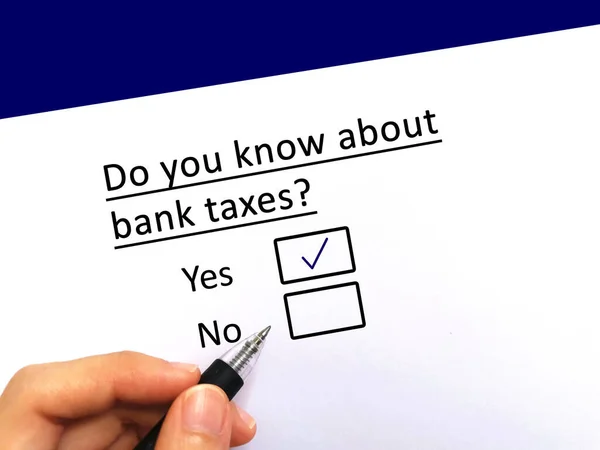 Jedna Osoba Odpowiada Pytanie Podatki Wie Podatkach Bankowych — Zdjęcie stockowe