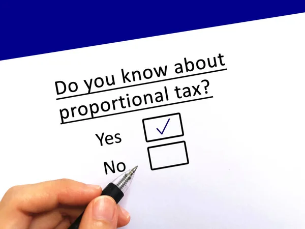 Jedna Osoba Odpowiada Pytanie Podatki Wie Proporcjonalnym Podatku — Zdjęcie stockowe