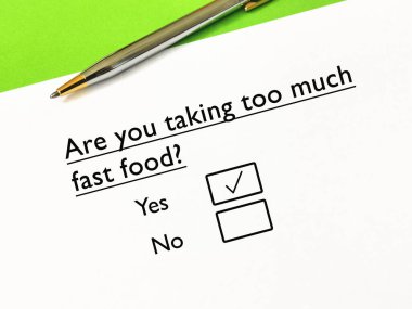 Bir kişi diyetle ilgili soruya cevap veriyor. Çok fazla fast food aldığını düşünüyor..