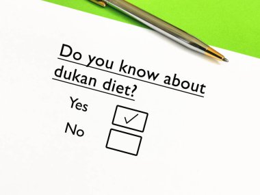 Bir kişi diyetle ilgili soruya cevap veriyor. Dukan diyetini biliyor..