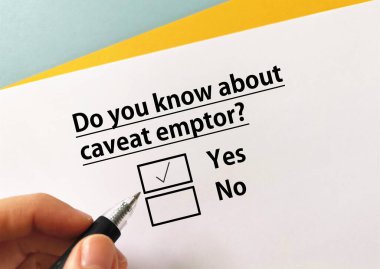 Bir kişi açık arttırmayla ilgili soruya cevap veriyor. Uyarı alıcısını bilen biri.