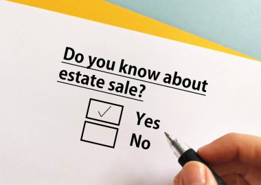 Bir kişi açık arttırmayla ilgili soruya cevap veriyor. Mülk satışından haberi olan biri.