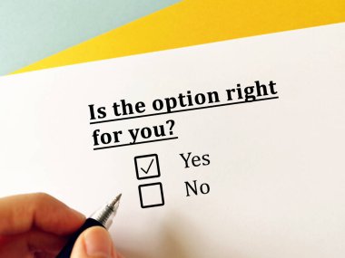 Bir kişi son vasiyetnameyle ilgili soruya cevap veriyor. Seçeneğin kendisi için doğru olduğunu düşünüyor.