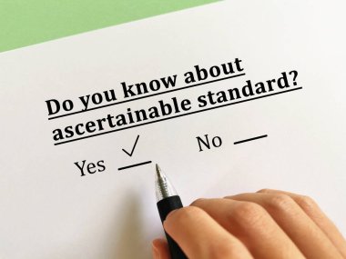 Bir kişi son vasiyetnameyle ilgili soruya cevap veriyor. Güvenilir standartları bilir.