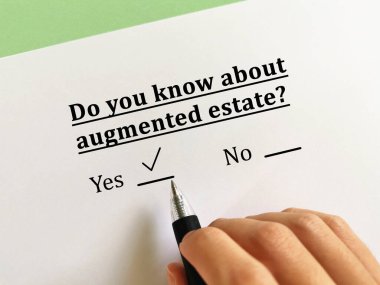 Bir kişi son vasiyetnameyle ilgili soruya cevap veriyor. Artırılmış mülkten haberi var.