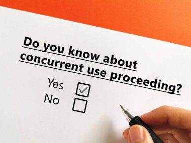 Bir kişi fikri mülkiyet hukukuyla ilgili soruya cevap veriyor. Eş zamanlı kullanım sürecini biliyor..