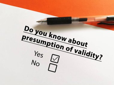 Bir kişi fikri mülkiyet hukukuyla ilgili soruya cevap veriyor. Geçerlilik karinesini biliyor..