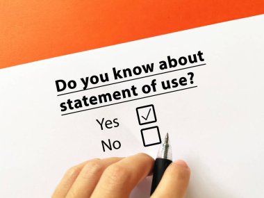 Bir kişi fikri mülkiyet hukukuyla ilgili soruya cevap veriyor. Kullanım kılavuzunu biliyor..