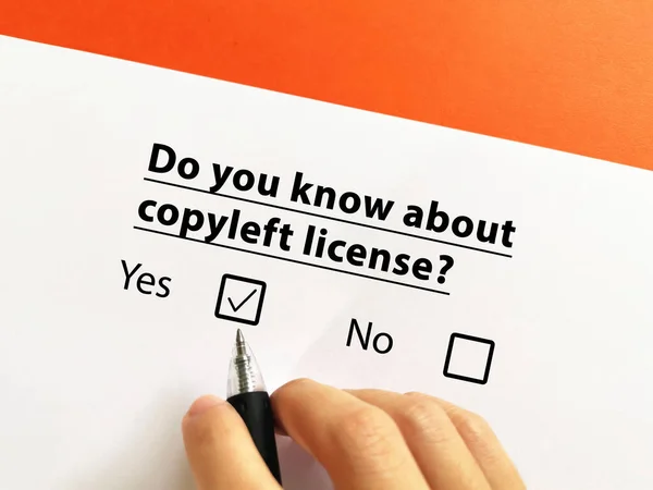 Eén Persoon Beantwoordt Vraag Intellectueel Eigendomsrecht Hij Weet Van Copyleft — Stockfoto