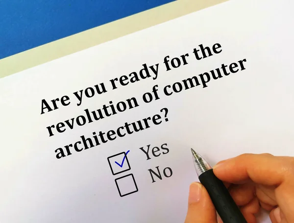 一个人在回答关于革命的问题 他已准备好迎接计算机结构的革命 — 图库照片