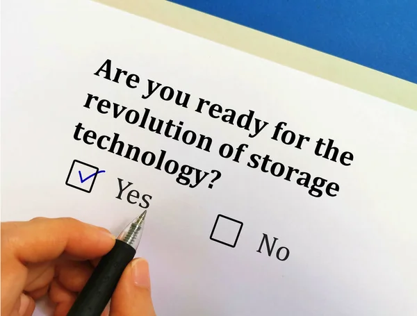 Один Человек Отвечает Вопрос Революции Готов Революции Технологии Хранения — стоковое фото