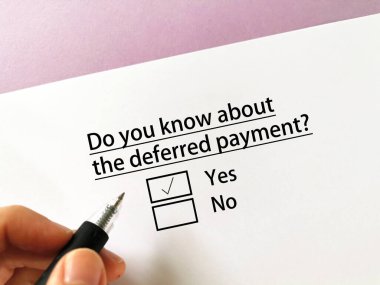 Bir kişi hesapla ilgili soruya cevap veriyor. Ertelenen ödemeyi biliyor..