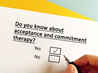 Bir kişi psikoterapi ile ilgili soruya cevap veriyor. Bu kişi kabul ve bağlılık terapisini biliyor..