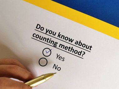 Bir kişi psikoterapi ile ilgili soruya cevap veriyor. Bu kişi sayma yöntemini biliyor.