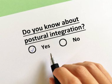 Bir kişi psikoterapi ile ilgili soruya cevap veriyor. Bu kişi duruşsal bütünleşmeyi biliyor.