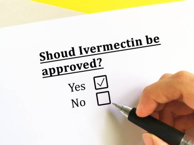 Bir kişi Ivermectin ile ilgili soruya cevap veriyor. Kişi, Ivermectin 'in onaylanması gerektiğini düşünüyor
