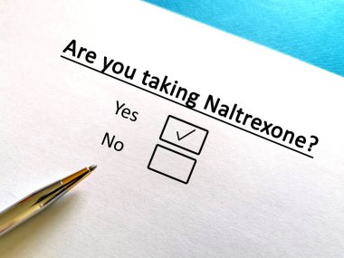 Bir kişi alkolden kaçınma sorusuna cevap veriyor. Kişi naltrekson alıyor.