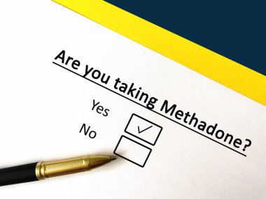 Bir kişi alkolden kaçınma sorusuna cevap veriyor. Kişi metadon alıyor.