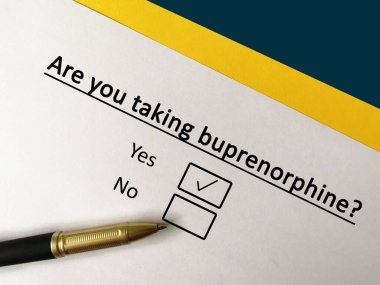 Bir kişi alkolden kaçınma sorusuna cevap veriyor. O kişi buprenorfin alıyor.