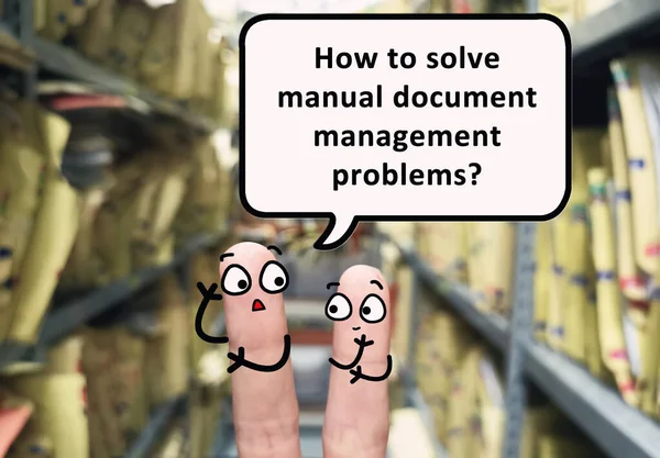两个手指被装饰成两个讨论归档问题的人 其中之一是询问如何解决手动文档管理问题 — 图库照片