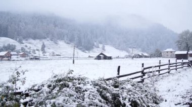 Karpatlar kış - bulutlar üzerinde bir dağ köyü.