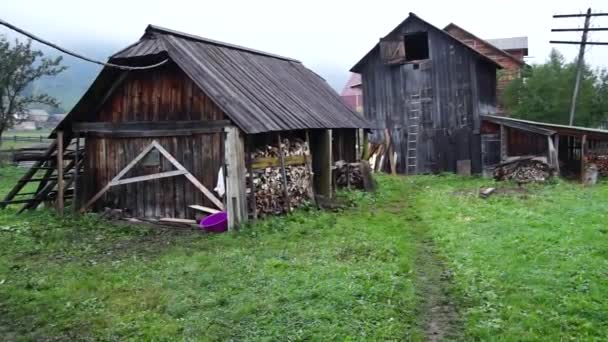 Velhos celeiros de madeira . — Vídeo de Stock