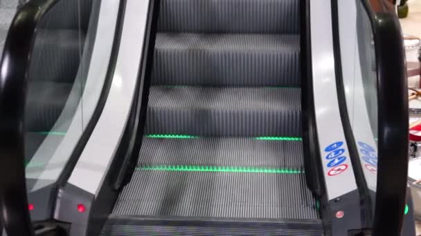 Eine Person betritt die Rolltreppe. — Stockvideo