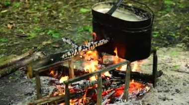 Ateşte bir tencerede pişirme.