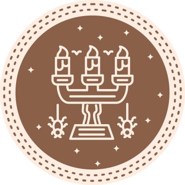 Dekoratif şamdan dizaynında üç mum.