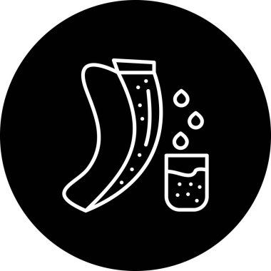 Bir bardak meyve suyunun yanında muz dilimleri