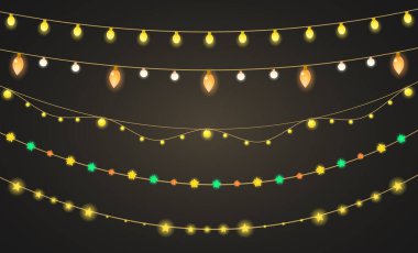 Koyu arkaplanda altın, kırmızı, beyaz ve yeşil ışıkları parlayan beş parlak Noel çelengi. Tebrik kartları, tatil ambalajları, posterler, davetiyeler, web, şenlik tasarımı.