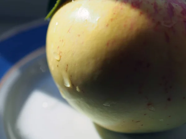 Apfel Mit Wassertropfen Und Grünen Blättern Stiel Liegt Auf Einem — Stockfoto