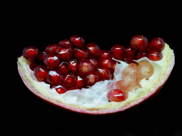 Slice Pomegranate Red Grains Black Background Narrow Focus Area — Stock Photo, Image