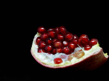 Narı siyah zemin üzerinde kırmızı taneciklerle dilimle. Dar bir odak noktası.