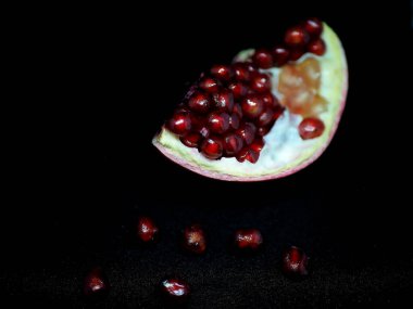 Narı siyah zemin üzerinde kırmızı taneciklerle dilimle. Dar bir odak noktası.