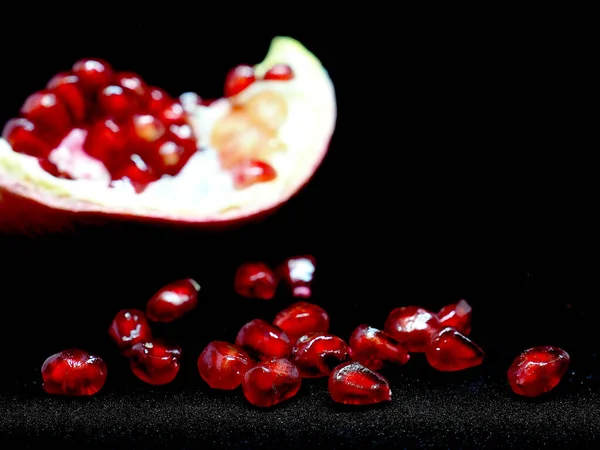 Slice Pomegranate Red Grains Black Background Narrow Focus Area — Stock Photo, Image