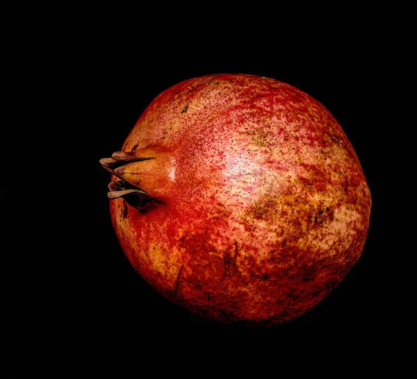 Ganze Frucht Eines Reifen Granatapfels Der Schale Auf Schwarzem Hintergrund — Stockfoto