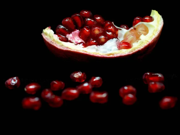 Slice Pomegranate Red Grains Black Background Narrow Focus Area — Stock Photo, Image