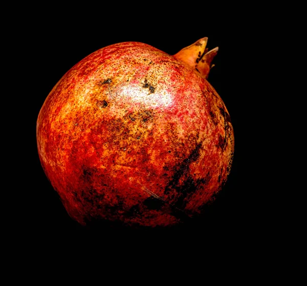 Ganze Frucht Eines Reifen Granatapfels Der Schale Auf Schwarzem Hintergrund — Stockfoto