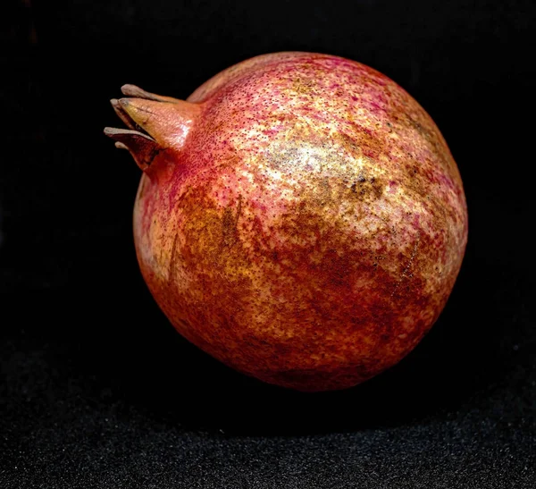 Ganze Frucht Eines Reifen Granatapfels Der Schale Auf Schwarzem Hintergrund — Stockfoto